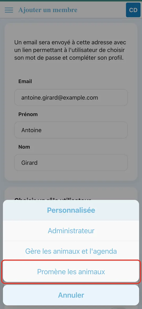 Capture de l'application : Liste des rôles ouverte par le bas : Personnalisée, Administrateur, Gère les animaux et l'agenda, Promène les animaux
